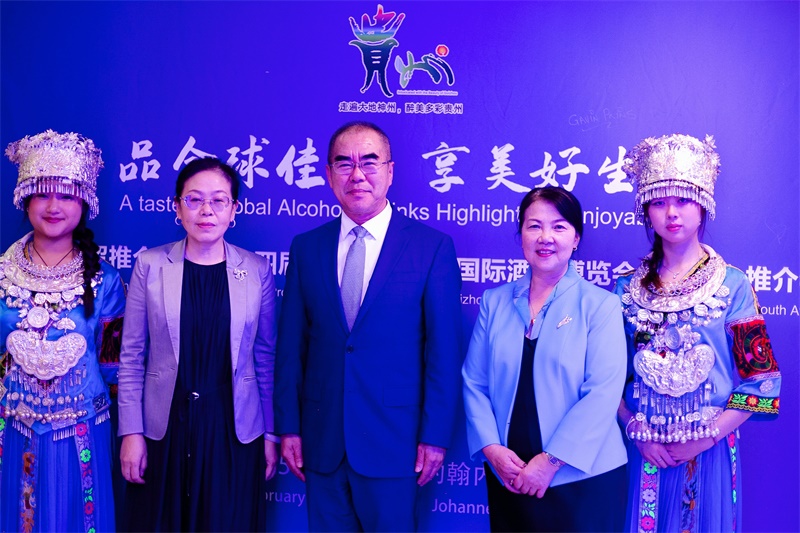 潘慶江總領(lǐng)事與王洪波秘書長(zhǎng)合影。(南非貴州商會(huì)供圖)