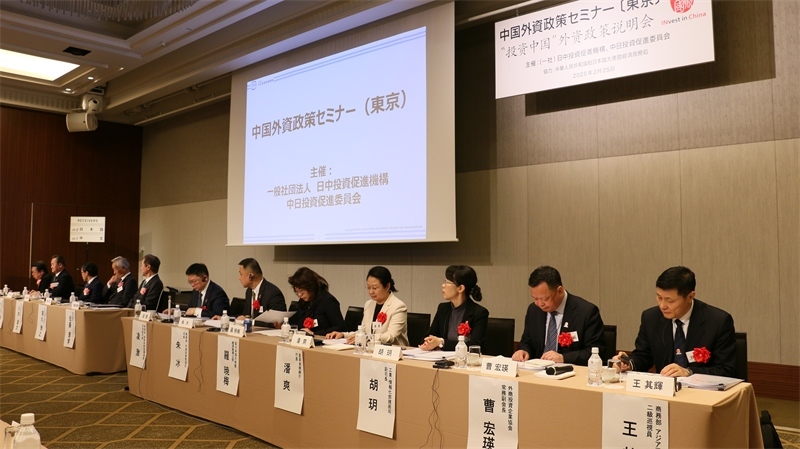 商務(wù)部和工業(yè)和信息化部相關(guān)司局負(fù)責(zé)人進(jìn)行政策說明以及答疑解惑。人民網(wǎng) 許可攝