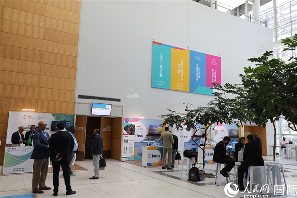 第5屆“共同金融”峰會在南非開普敦國際會議中心開幕。圖為與會嘉賓正在交談。人民網(wǎng)記者 戴楷然攝