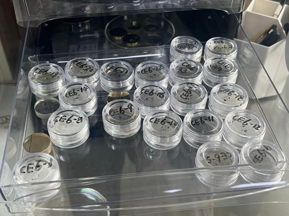 包含嫦娥六號(hào)樣品的樹脂靶。新華社記者 溫競(jìng)?cè)A 攝