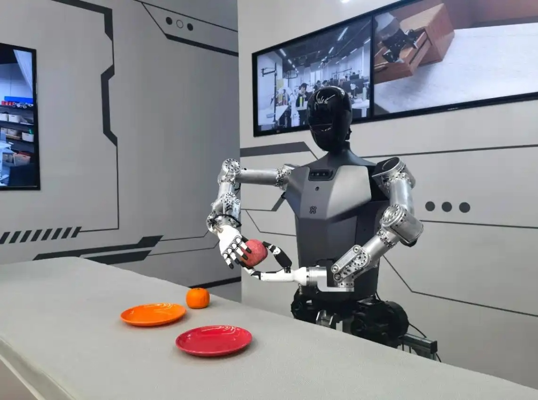 △2025年2月24日，北京“機(jī)器人大世界”展出的機(jī)器人正在完成日常家務(wù)。