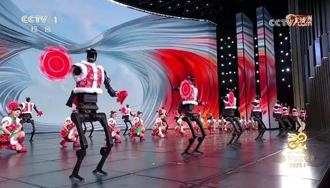 △今年春晚，宇樹(shù)科技人形機(jī)器人身穿東北特色的花棉襖扭秧歌，呈現(xiàn)出全新視覺(jué)效果。