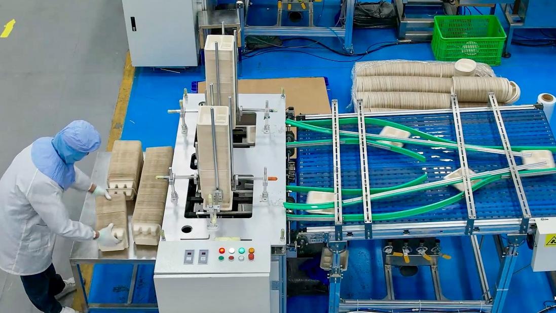 來賓市糖企用甘蔗渣制造環(huán)保餐具（央廣網發(fā) 覃飛翔 攝）