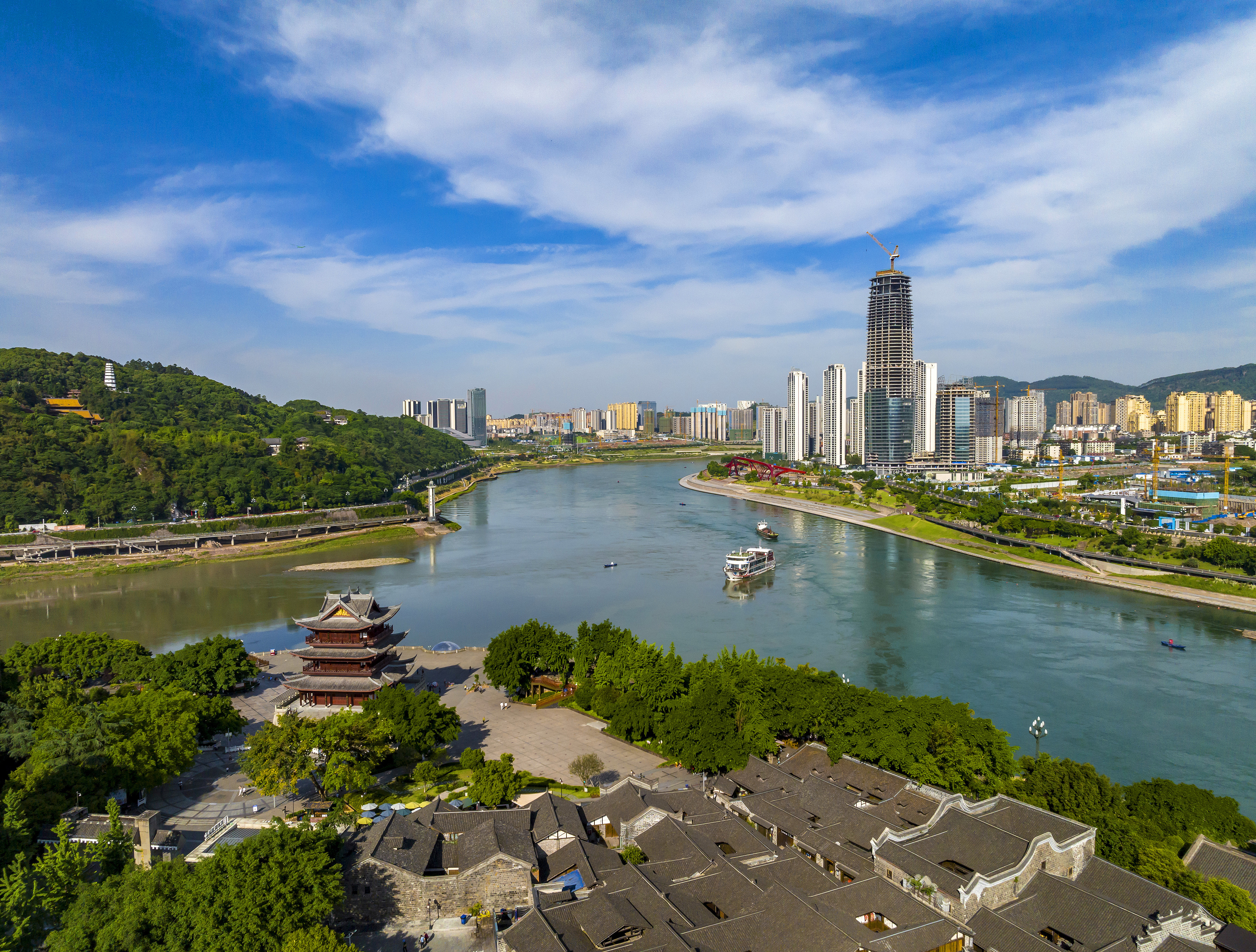 “長(zhǎng)江首城”四川宜賓，經(jīng)過(guò)長(zhǎng)江生態(tài)綜合治理后的三江交匯處風(fēng)光。