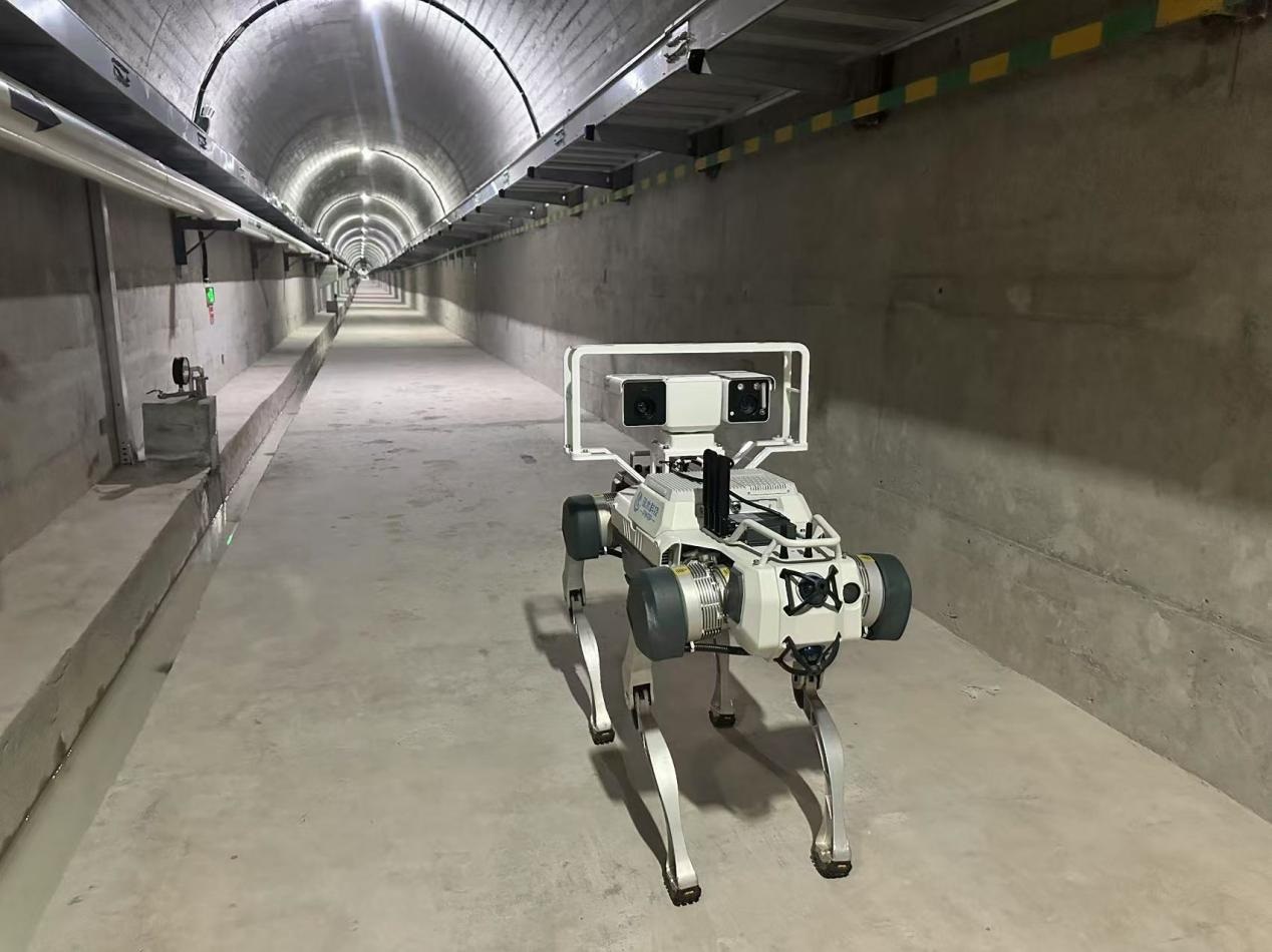 機(jī)器人正在對(duì)大壩廊道進(jìn)行巡檢，重點(diǎn)監(jiān)測(cè)裂縫，滲水點(diǎn)，積水等。水利部供圖