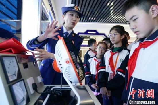 圖為學(xué)生們參觀道里區(qū)消防救援大隊(duì)消防科普體驗(yàn)館內(nèi)電器火災(zāi)演示實(shí)驗(yàn)臺(tái)。中新社記者 趙宇航 攝