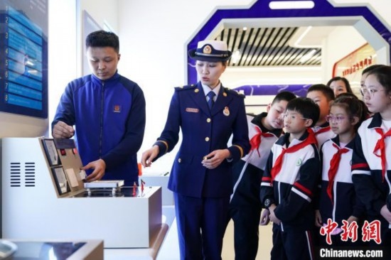 圖為學(xué)生們參觀道里區(qū)消防救援大隊(duì)消防科普體驗(yàn)館內(nèi)電器火災(zāi)演示實(shí)驗(yàn)臺(tái)。中新社記者 趙宇航 攝