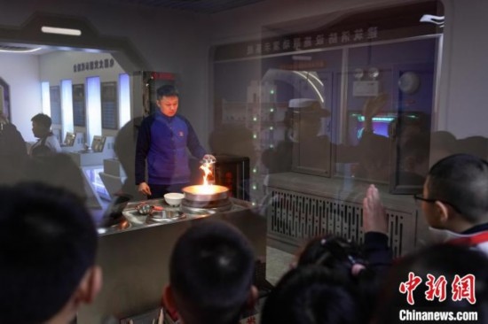 圖為學(xué)生們參觀道里區(qū)消防救援大隊(duì)消防科普體驗(yàn)館內(nèi)火場(chǎng)真實(shí)體驗(yàn)演示區(qū)。中新社記者 趙宇航 攝