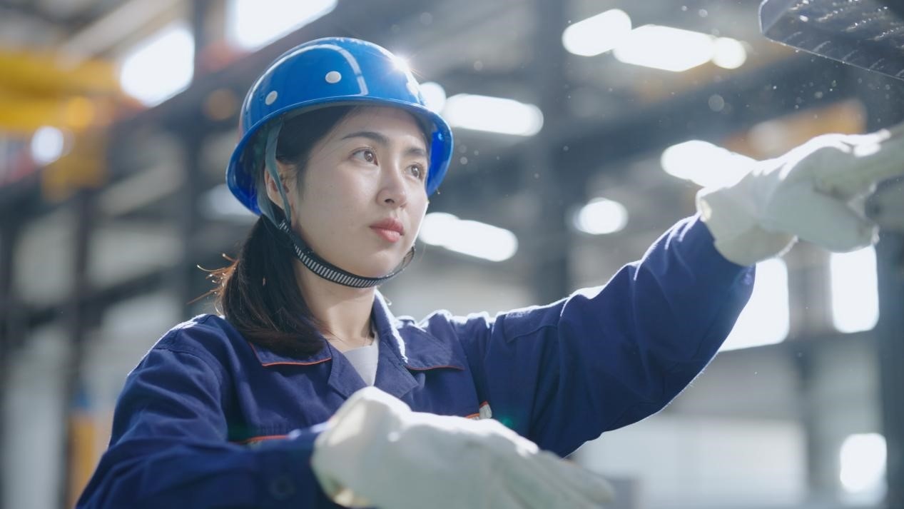 老中鐵路有限公司萬象運營管理中心機輛車間希達在工作中。老中鐵路有限公司供圖