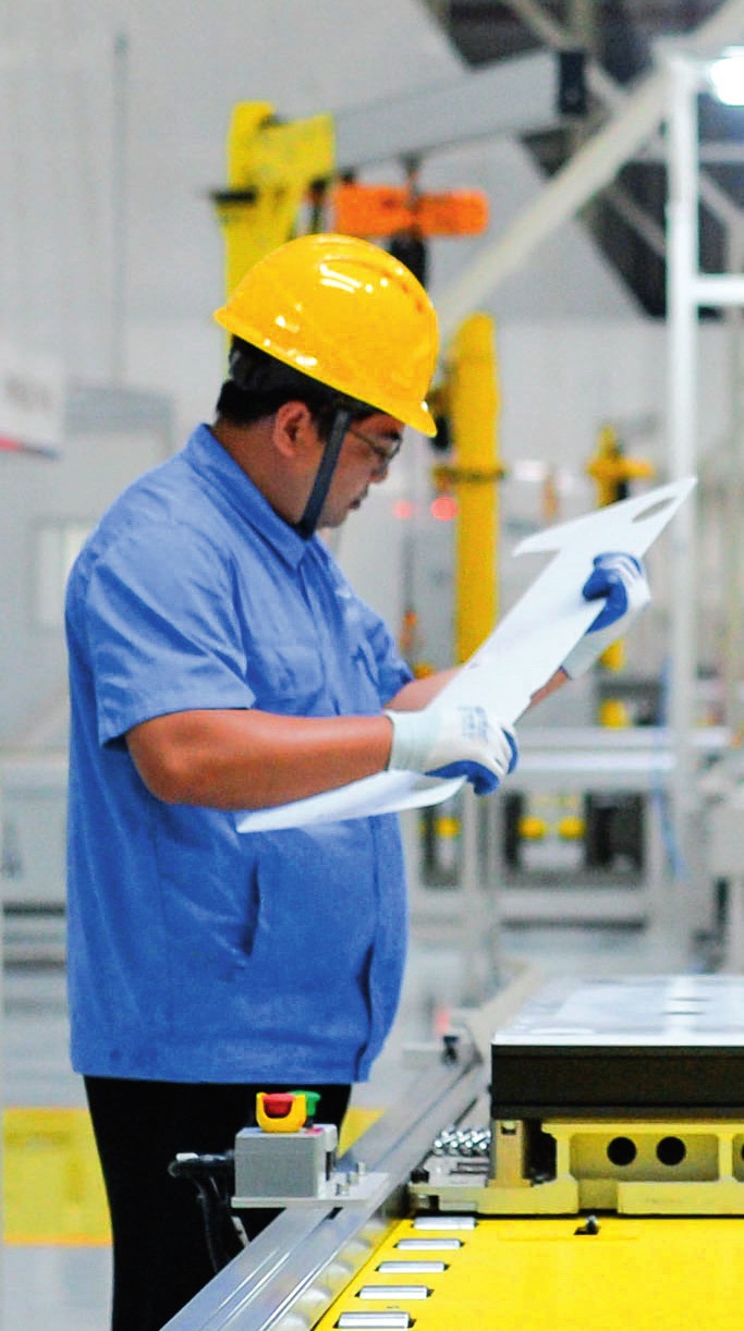 工人在位于廣東珠海的緯景儲能珠?！俺珿工廠”工作（2024年5月19日攝）。李任滋攝/本刊