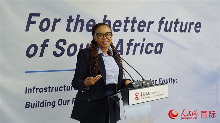 馬塞莫拉女士詳細(xì)介紹了南非政府在基礎(chǔ)設(shè)施建設(shè)方面的最新規(guī)劃和社會(huì)公益項(xiàng)目。人民網(wǎng) 劉暢攝