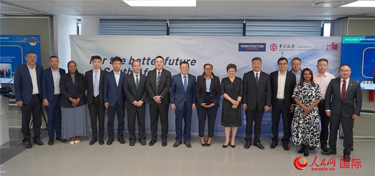 與會(huì)嘉賓合影。人民網(wǎng) 劉暢攝