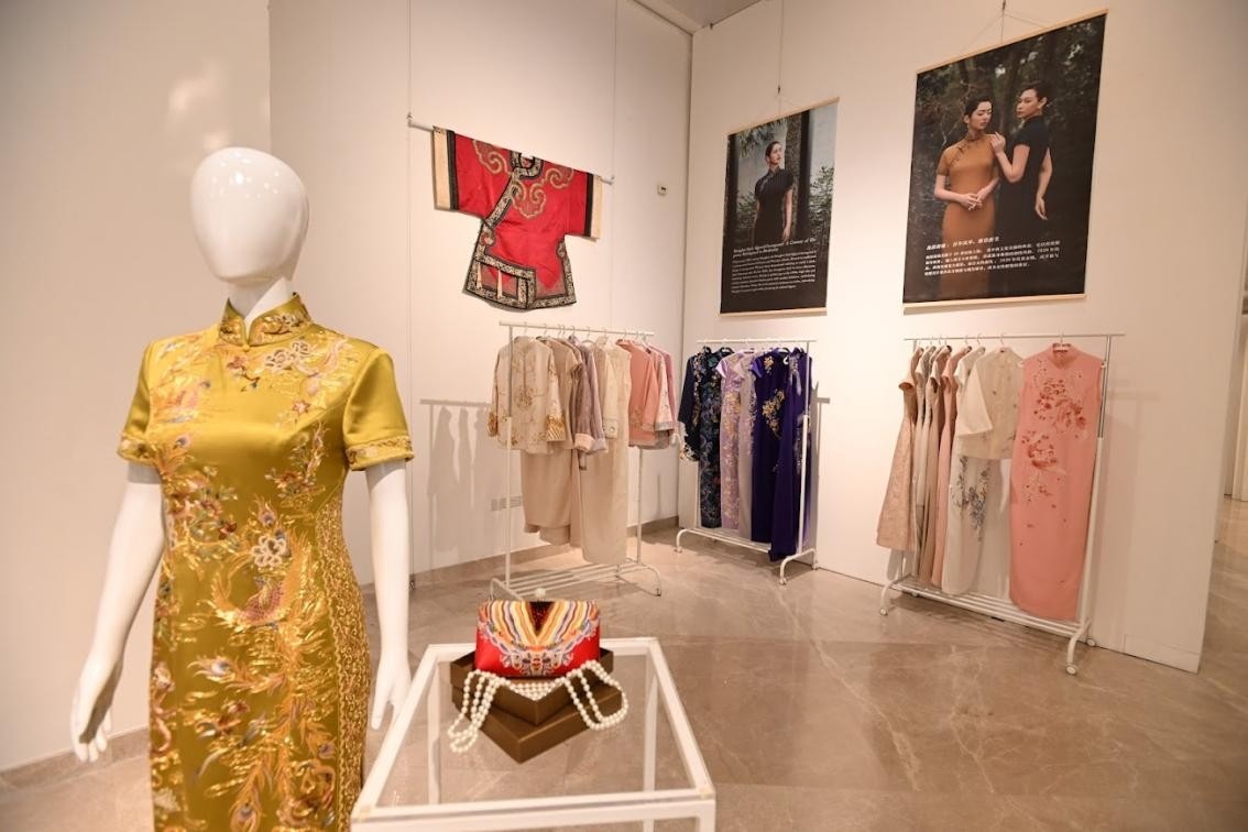 展覽現(xiàn)場(chǎng)展出各種款式的精美旗袍。新加坡中國(guó)文化中心供圖