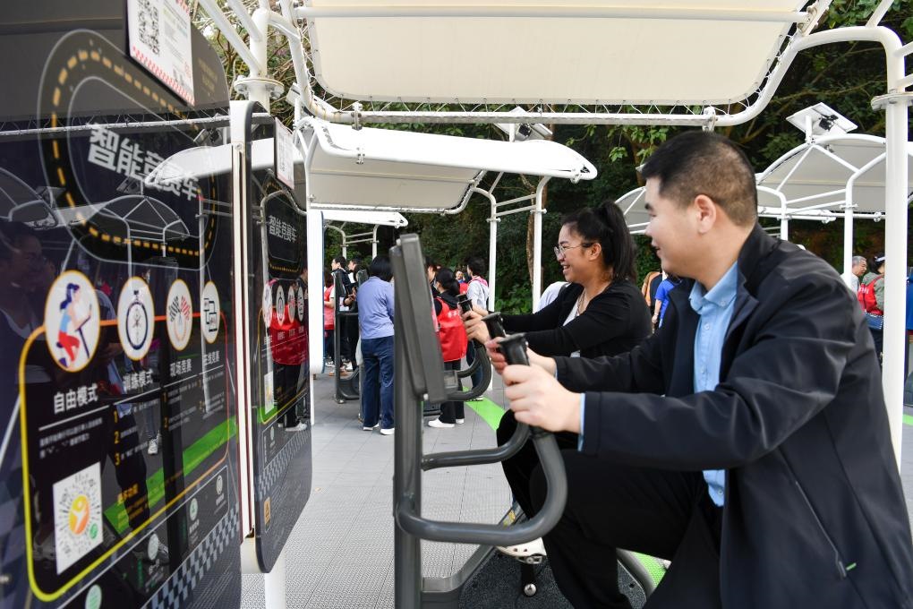 2024年1月20日，市民在蓮花山公園西區(qū)室外智能健身房參加競(jìng)賽活動(dòng)。當(dāng)日，深圳市室外智能健身競(jìng)賽活動(dòng)舉行。新華社記者 梁旭 攝