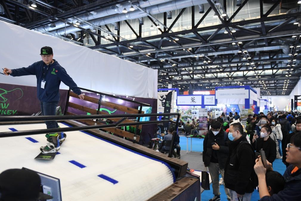 2023年2月11日，參觀者在展會(huì)上了解一款模擬滑雪設(shè)備。當(dāng)日，2023亞洲運(yùn)動(dòng)用品與時(shí)尚展在國(guó)家會(huì)議中心拉開(kāi)帷幕。新華社記者 張晨霖 攝