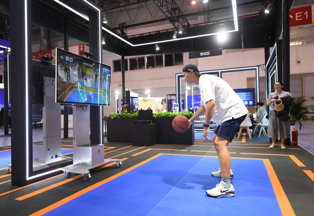 2023年8月25日，在HICOOL2023全球創(chuàng)業(yè)者峰會(huì)展覽展示區(qū)，觀眾體驗(yàn)AI智慧體育運(yùn)動(dòng)系統(tǒng)。當(dāng)日，HICOOL2023全球創(chuàng)業(yè)者峰會(huì)在位于北京市順義區(qū)的中國(guó)國(guó)際展覽中心（新館）開(kāi)幕。新華社記者 任超 攝