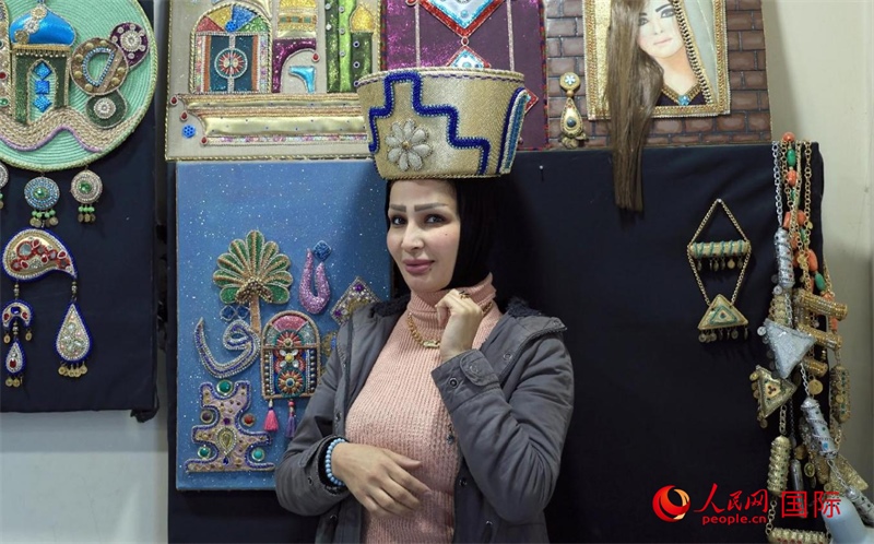 設(shè)計(jì)師展示亞述國(guó)王同款王冠。人民網(wǎng)伊納斯·易卜拉欣攝