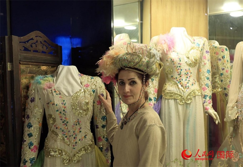 設(shè)計(jì)師展示阿拉伯阿巴斯王朝時(shí)期王冠。人民網(wǎng)伊納斯·易卜拉欣攝