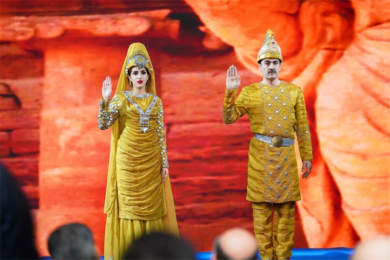 伊拉克時(shí)尚館舉辦的時(shí)裝展上，模特展示亞述時(shí)期服飾。伊拉克時(shí)尚館供圖