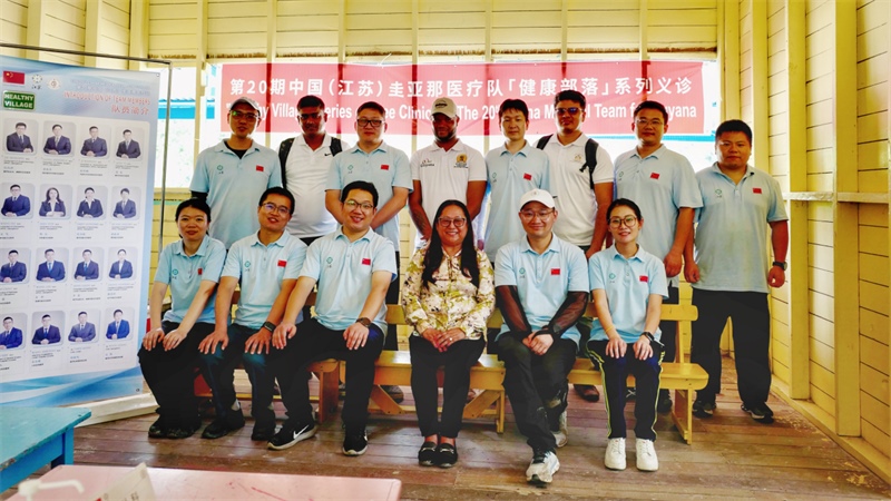 圭亞那印第安人事務部部長蘇凱（前排右三）在啟動儀式上和中國醫(yī)療隊隊員合影。第二十期中國援圭亞那醫(yī)療隊供圖