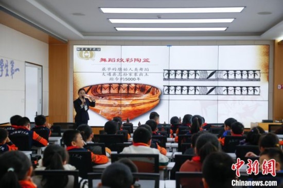 圖為學(xué)生在“國(guó)寶音樂(lè)會(huì)”社教課中了解舞蹈紋彩陶盆。中新社記者 馬銘言 攝
