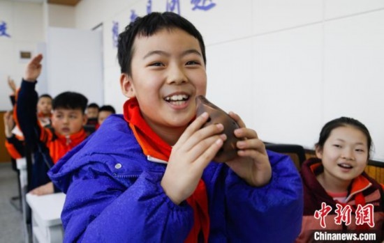 圖為學(xué)生在“國(guó)寶音樂(lè)會(huì)”社教課中體驗(yàn)吹陶塤。中新社記者 馬銘言 攝