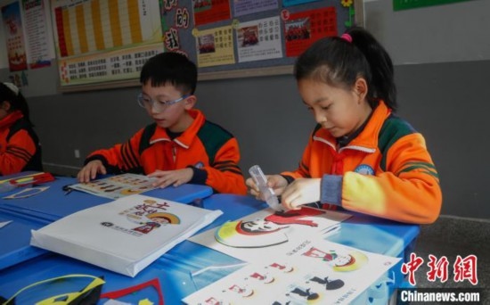 圖為學(xué)生參與“土族娃娃布貼畫(huà)”社教課。中新社記者 馬銘言 攝