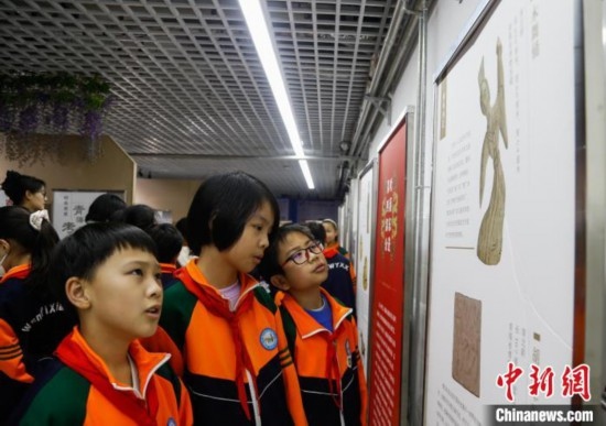 圖為學(xué)生參觀青海省博物館“1+3”主題流動(dòng)展覽，了解木舞俑。中新社記者 馬銘言 攝