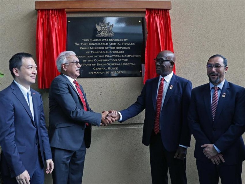 特多總理基思·羅利（右二）等特方政要、中國(guó)駐特多使館臨時(shí)代辦楊晗（左一）等出席西班牙港總醫(yī)院項(xiàng)目揭幕儀式。中國(guó)鐵建（加勒比）有限公司供圖