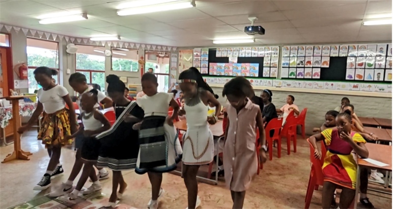 南非學(xué)生表演非洲歌舞，