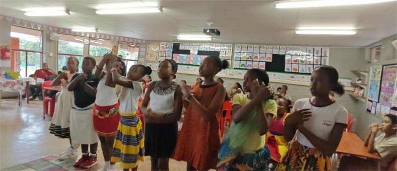 南非學(xué)生展示民族服飾，合唱《聽我說謝謝你》。