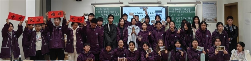 中南學(xué)生合影留念。