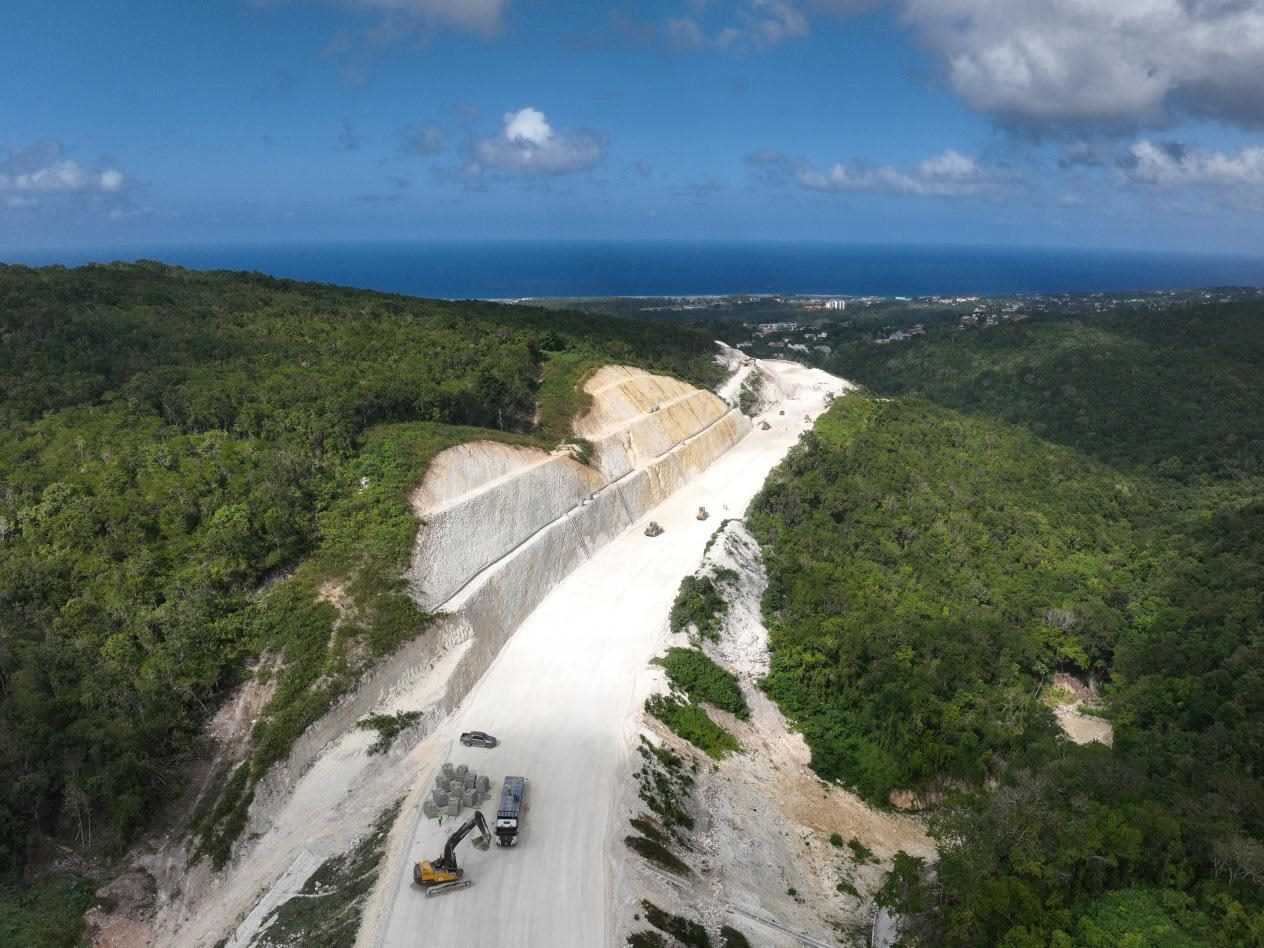 圖為中企承建的牙買加蒙特哥貝繞城路項(xiàng)目基層試驗(yàn)段正在進(jìn)行攤鋪和碾壓施工，相關(guān)施工工作已于近日順利完成。中國(guó)港灣美洲區(qū)域公司供圖