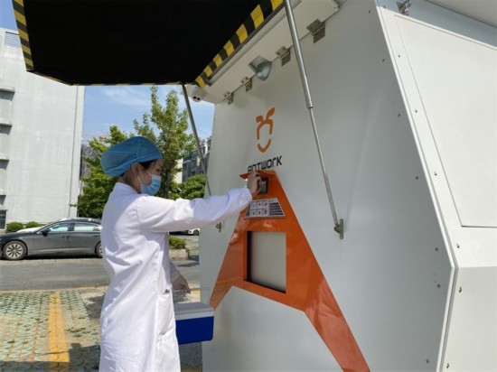 醫(yī)院接收無(wú)人機(jī)送來(lái)的醫(yī)療樣本。受訪者供圖