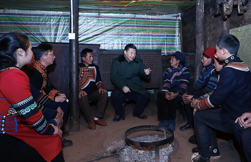 △2018年2月11日，四川涼山彝族自治州昭覺縣三岔河鄉(xiāng)三河村，習(xí)近平總書記來到村民節(jié)列俄阿木家中看望。