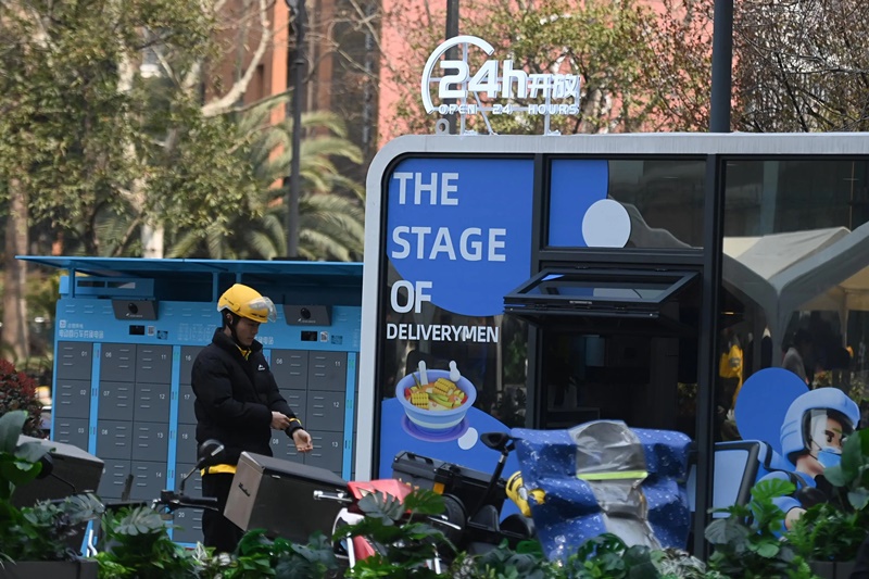2024年3月15日，位于浙江杭州城西銀泰城廣場的“小哥驛站”正式啟用，網(wǎng)約車司機等新就業(yè)形態(tài)勞動者可在此短暫休憩、補給。