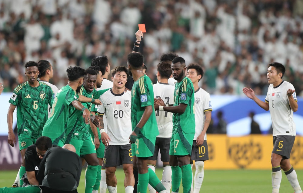 3月20日，主裁判向中國隊球員林良銘出示紅牌。新華社記者 王東震 攝