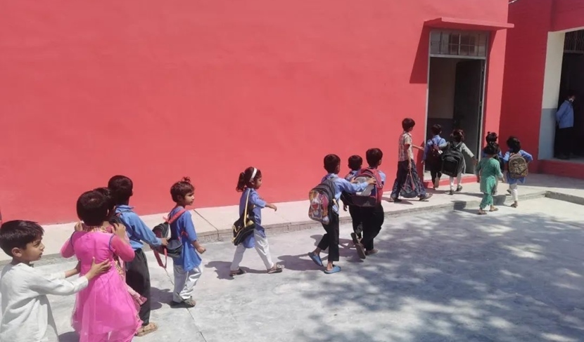 同學(xué)們走進(jìn)修繕一新的校園。中國電建集團(tuán)湖北工程有限公司供圖