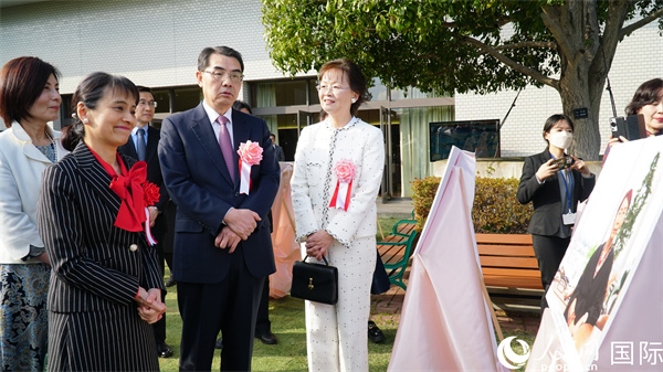 共同觀(guān)看女性成就圖片展。人民網(wǎng) 蔣曉辰攝