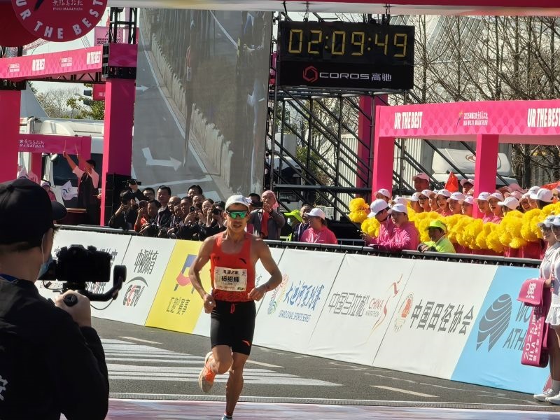 楊紹輝通過比賽終點(diǎn)。 人民網(wǎng)記者 楊磊攝