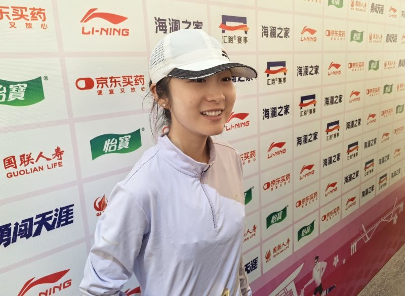 徐冰潔賽后接受采訪。 人民網(wǎng)記者 楊磊攝