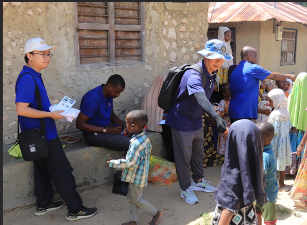 專家組向村民發(fā)放健康教育手冊(cè)和健康教育用品。專家組供圖