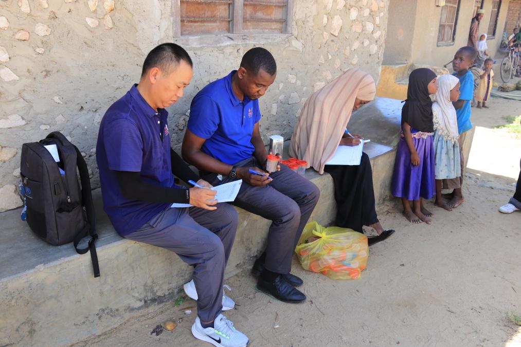 專家組指導(dǎo)非方疾控人員開展疾病篩查工作。專家組供圖