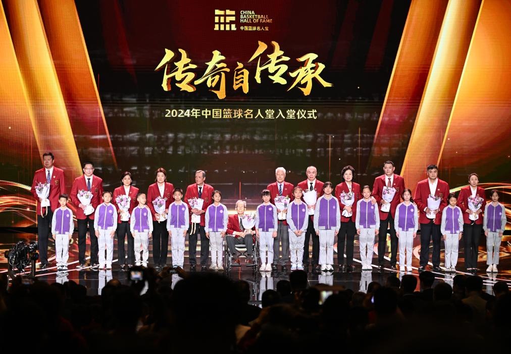 3月23日，在場的各屆中國籃球名人堂入堂人物在入堂儀式上合影留念。新華社記者 陳鐘昊 攝