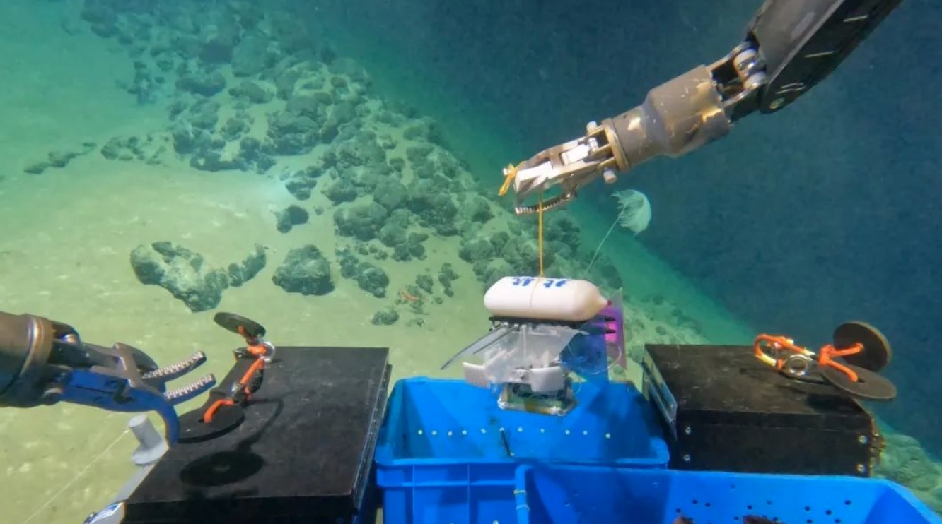北航深海小型機(jī)器人在深海測(cè)試。校方供圖