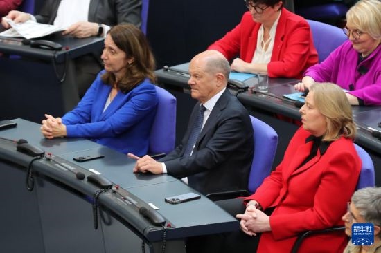 3月25日，在德國柏林，朔爾茨（中）出席新一屆德國聯(lián)邦議院首次全體會議。新華社記者 杜哲宇 攝