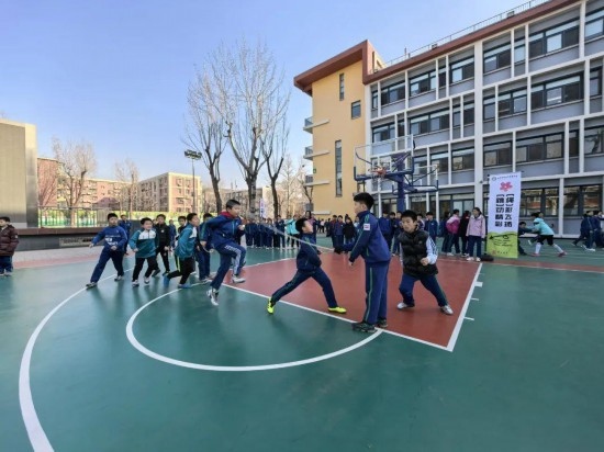 北京師范大學(xué)實(shí)驗(yàn)小學(xué)開展跳繩比賽。