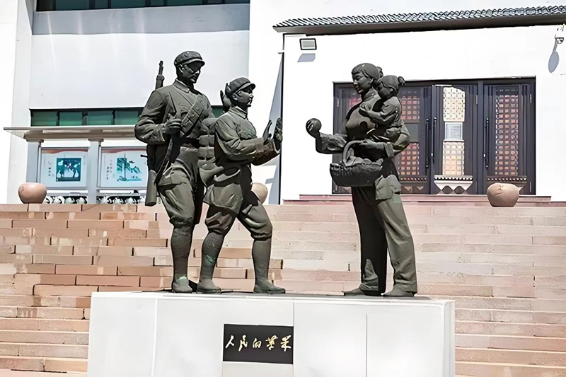 錦州蘋果廉政文化展覽館前的《人民的蘋果》主題雕塑。（由遼沈戰(zhàn)役紀(jì)念館供圖）