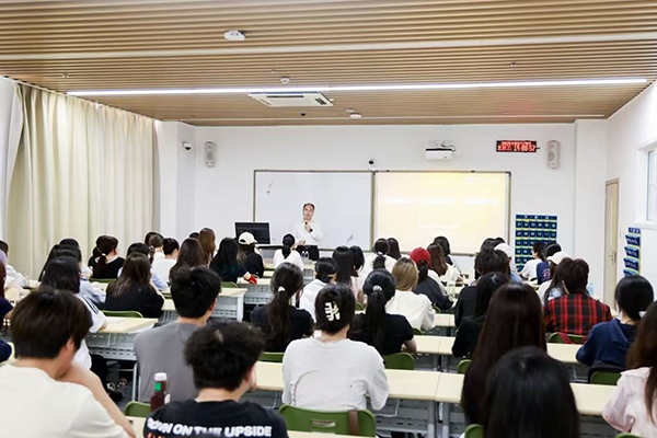 深圳職業(yè)技術(shù)大學(xué)黨委副書記、校長許建領(lǐng)為學(xué)生授課。學(xué)校供圖