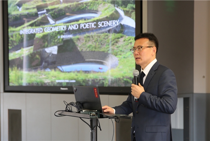 李興鋼院士做題為《勝景幾何》的主旨報告?；顒又鬓k方供圖